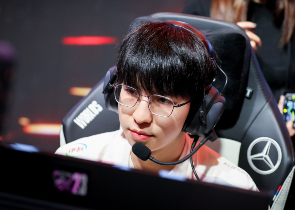 HKA险胜BLG,Ruler线上压制力十足峡谷大战八强赛,让粉丝疯狂欢呼 HKA险胜BLG,Ruler线上压制力十足峡谷大战八强赛,让粉丝疯狂欢呼