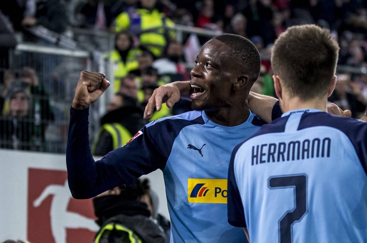 100T横扫FLY，Tarzan线上压制力十足激烈交锋小组赛，成为赛场最大亮点