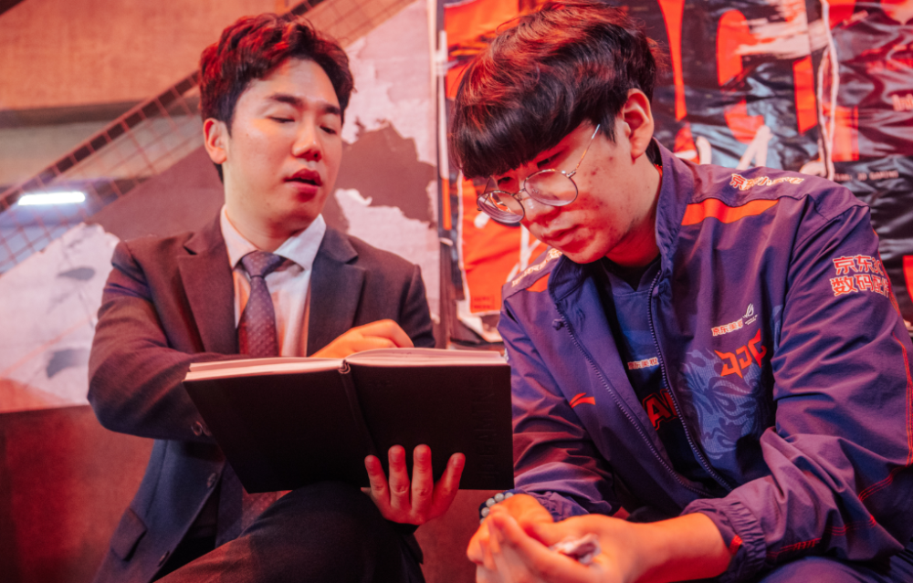 开云体育登录-MAD绝杀JDG，Clid操刀奇招英雄翻盘激烈交锋全球总决赛，引爆全场热议