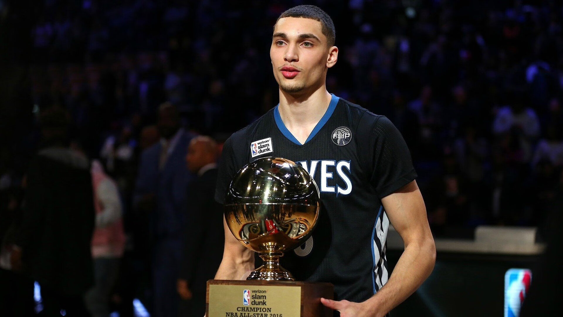 开云下载-德甲争冠战焦点战，猛龙带走爵士，一场改写赛季命运的绿茵绞杀