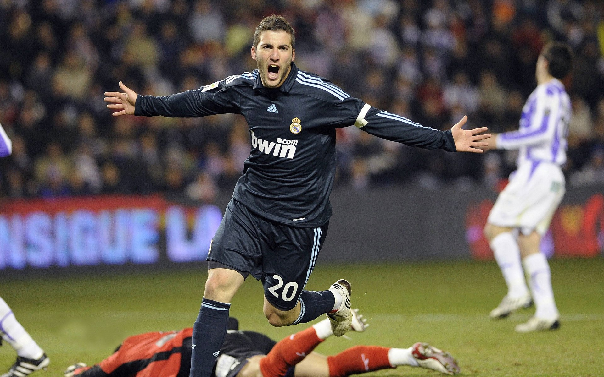 意甲焦点战之夜,当爱德华兹成为硬仗之王,现代足球需要怎样的英雄主义?